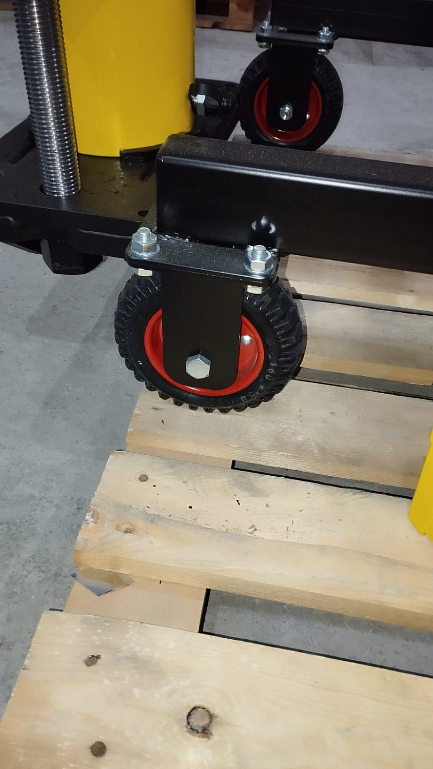 Выпрессовщик шкворней грузовых автомобилей на тележке ТТН-101П