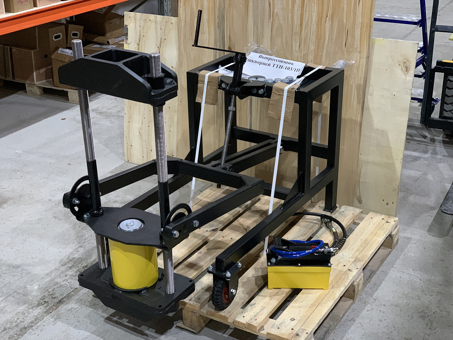 Выпрессовщик шкворней грузовых автомобилей на тележке ТТН-101П